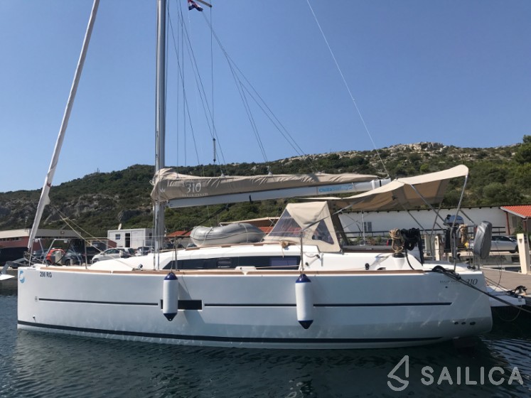 Dufour 310 GL - Yacht Charter Sailica
