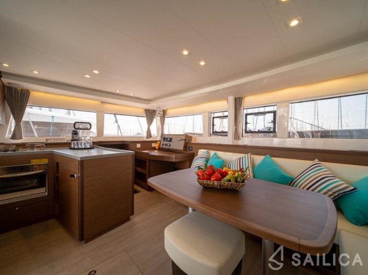 Lagoon 450  Flybridge - Yacht Charter Sailica