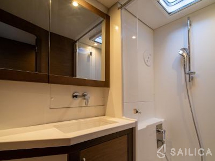 Lagoon 450  Flybridge - Yacht Charter Sailica