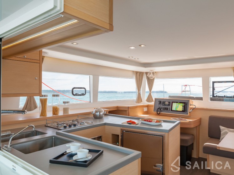 Lagoon 450  Flybridge - Yacht Charter Sailica
