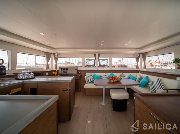 Lagoon 450  Flybridge - Yacht Charter Sailica