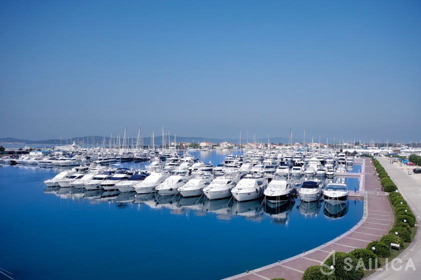 Dufour 412 GL - Yacht Charter Sailica