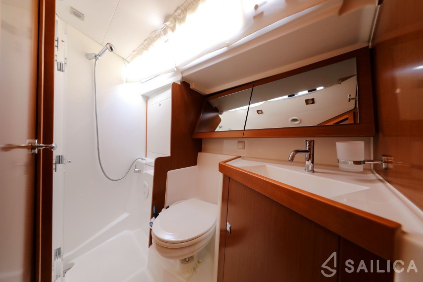 Oceanis 41 - Yacht Charter Sailica
