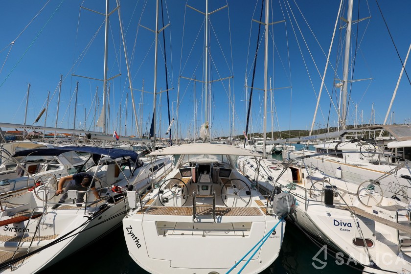 Oceanis 41 - Yacht Charter Sailica