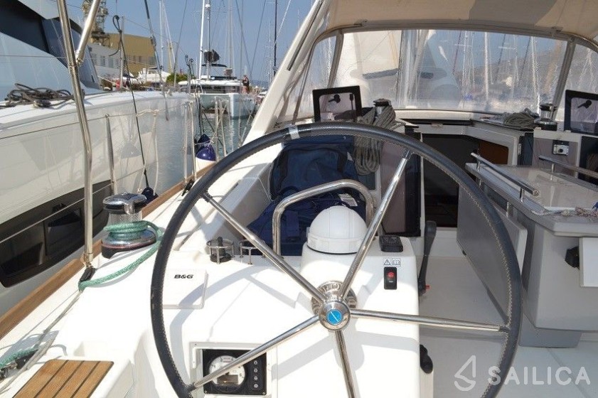 Oceanis 41 - Yacht Charter Sailica