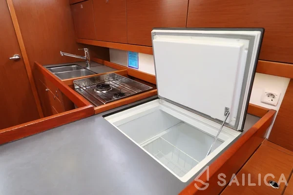 Oceanis 41 - Yacht Charter Sailica