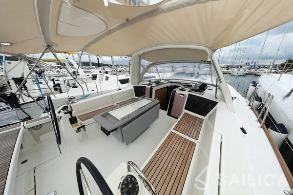 Oceanis 41 - Yacht Charter Sailica