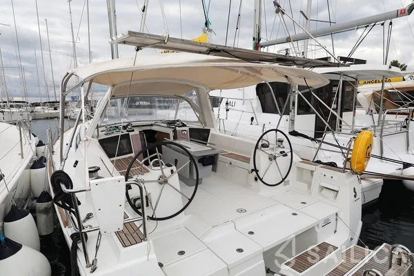 Oceanis 41 - Yacht Charter Sailica