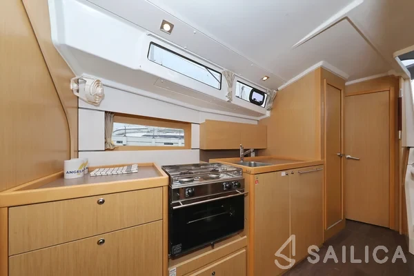Oceanis 38 - Yacht Charter Sailica