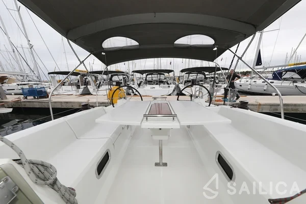 Oceanis 38 - Yacht Charter Sailica