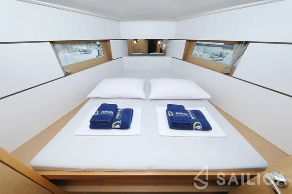 Oceanis 38 - Yacht Charter Sailica