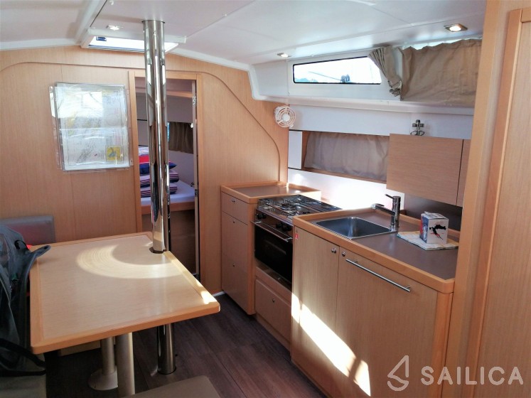 Oceanis 38 - Yacht Charter Sailica