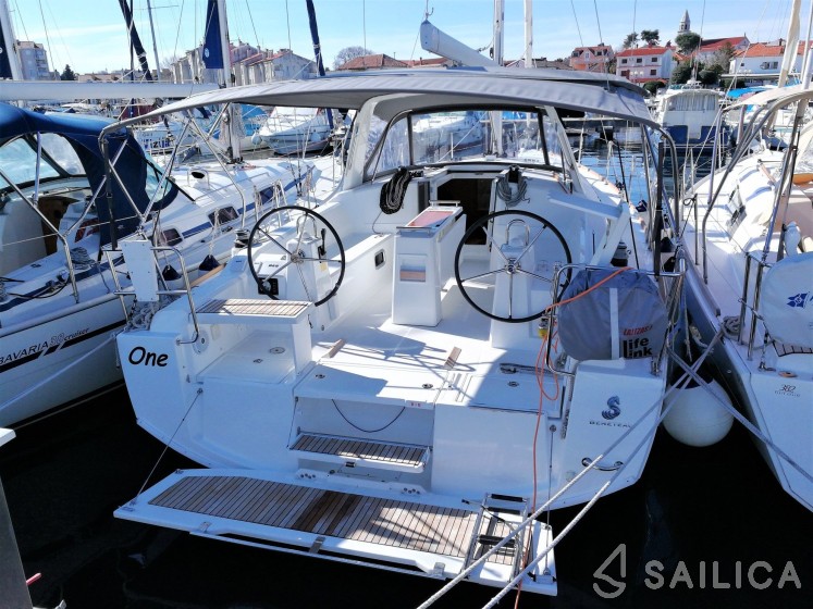 Oceanis 38 - Yacht Charter Sailica