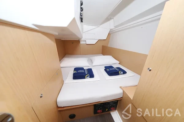 Oceanis 38 - Yacht Charter Sailica