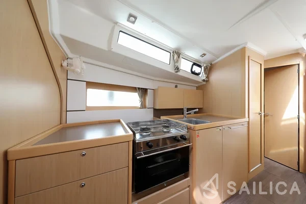 Oceanis 38 - Yacht Charter Sailica