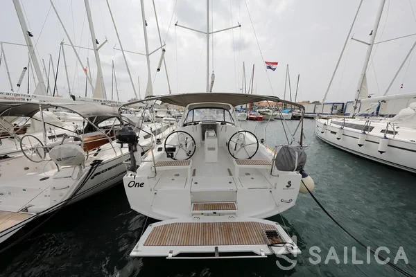 Oceanis 38 - Yacht Charter Sailica