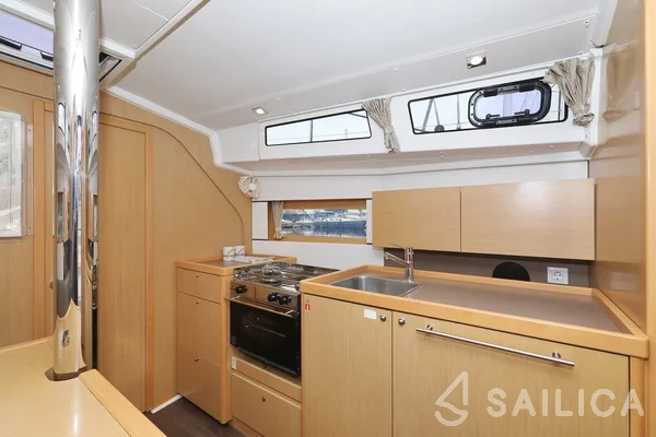 Oceanis 38 - Yacht Charter Sailica