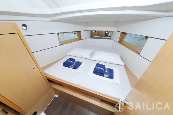 Oceanis 38 - Yacht Charter Sailica