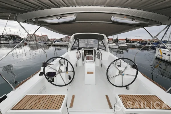 Oceanis 38 - Yacht Charter Sailica