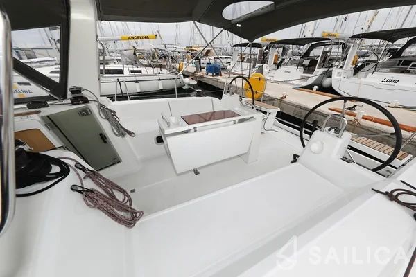 Oceanis 38 - Yacht Charter Sailica