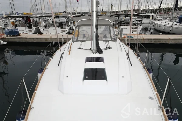 Oceanis 38 - Yacht Charter Sailica