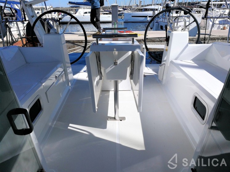 Oceanis 38 - Yacht Charter Sailica