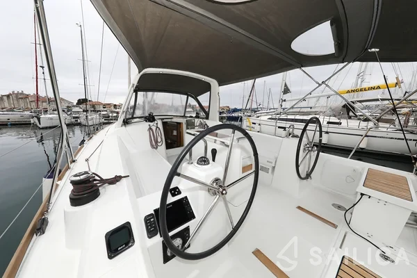 Oceanis 38 - Yacht Charter Sailica