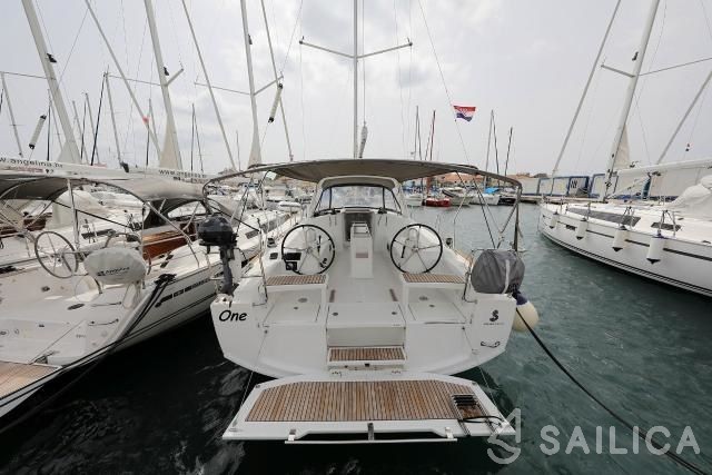Oceanis 38 - Yacht Charter Sailica