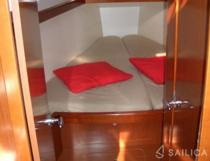 Oceanis 40 - Yacht Charter Sailica