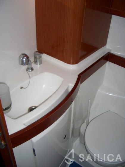 Oceanis 40 - Yacht Charter Sailica