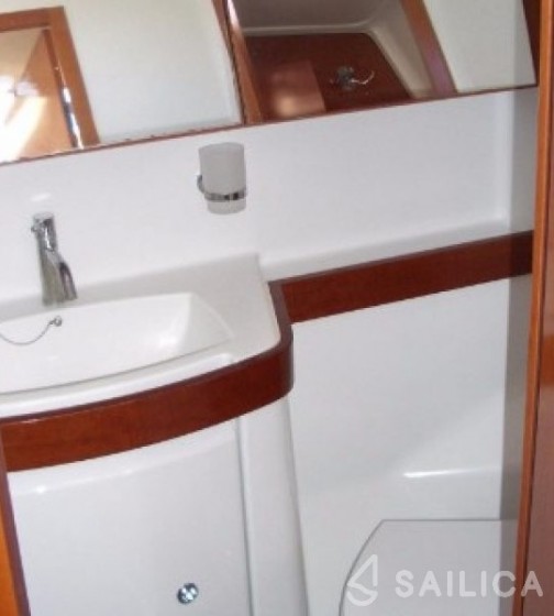 Oceanis 40 - Yacht Charter Sailica