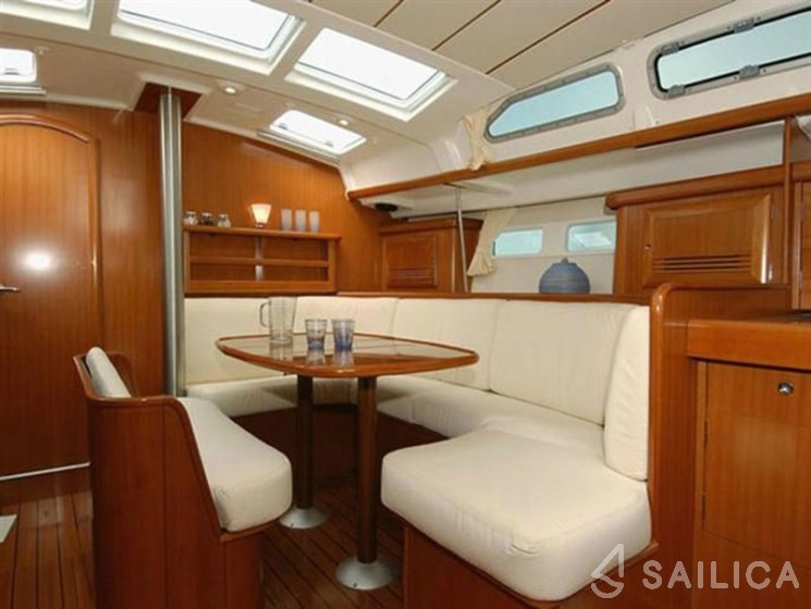 Oceanis 423 - Yacht Charter Sailica