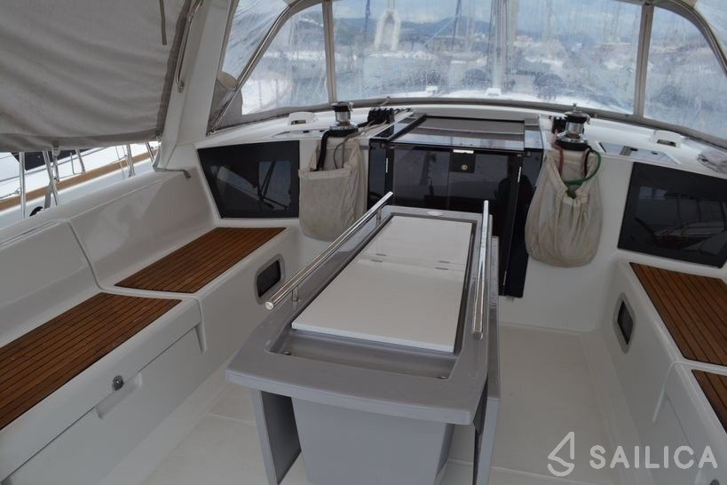 Oceanis 45 - Yacht Charter Sailica