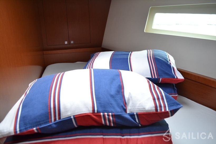 Oceanis 45 - Yacht Charter Sailica