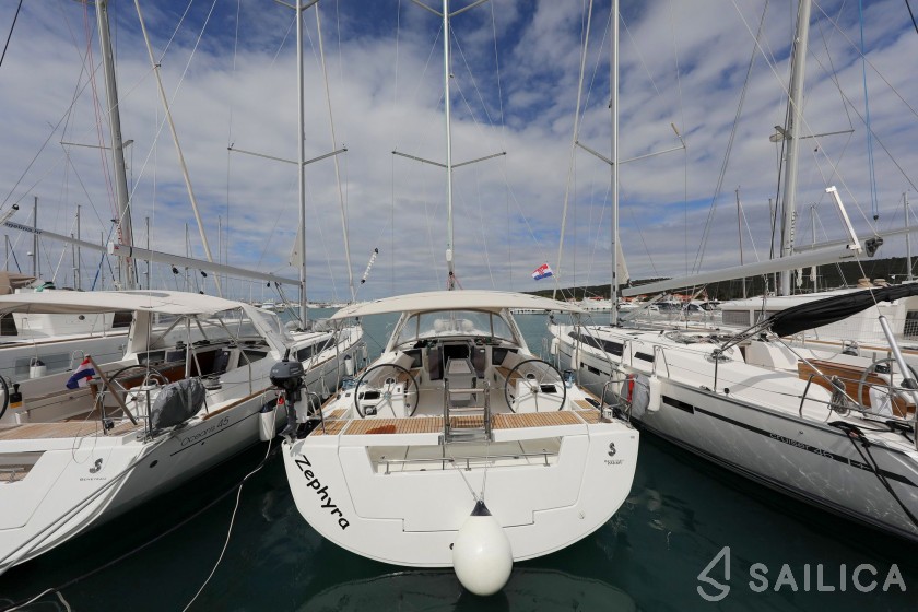 Oceanis 45 - Yacht Charter Sailica