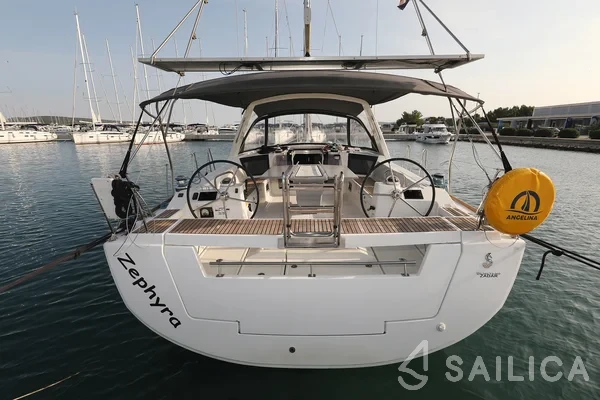 Oceanis 45 - Yacht Charter Sailica