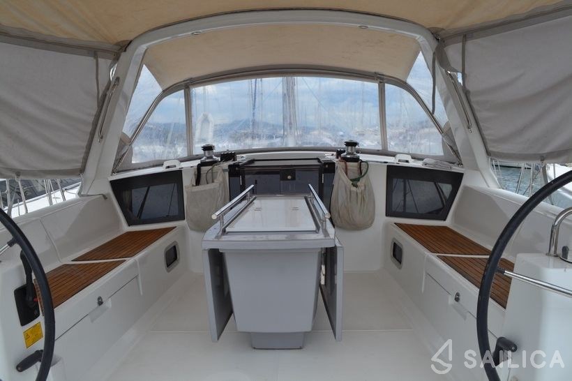 Oceanis 45 - Yacht Charter Sailica