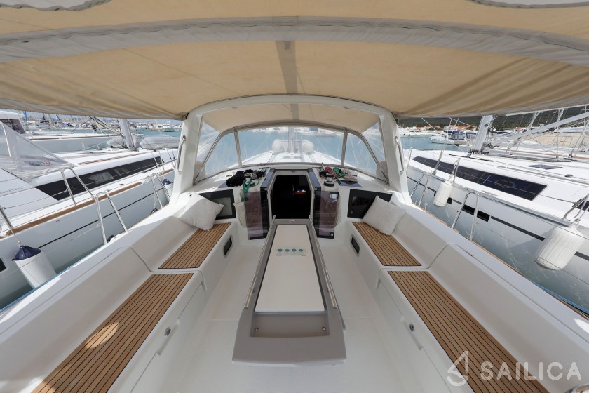 Oceanis 45 - Yacht Charter Sailica