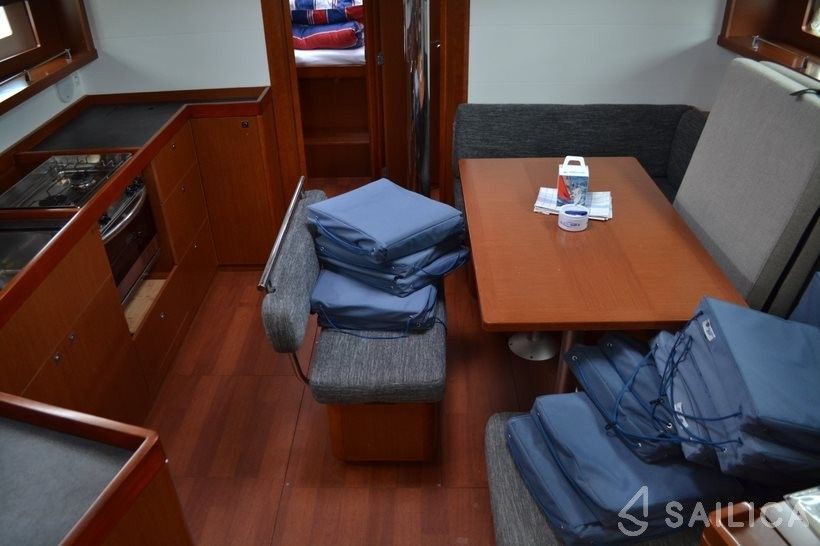 Oceanis 45 - Yacht Charter Sailica