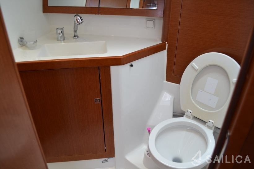 Oceanis 45 - Yacht Charter Sailica