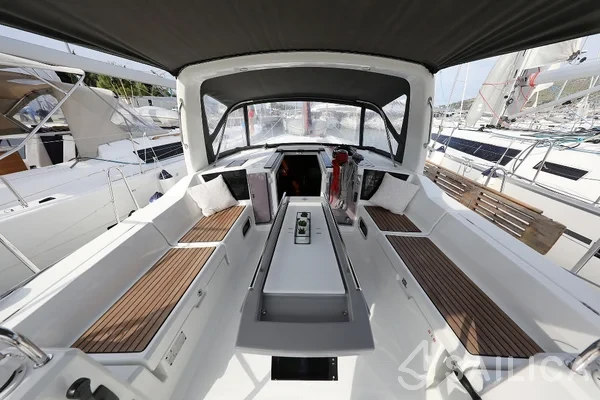 Oceanis 41.1 - Yacht Charter Sailica