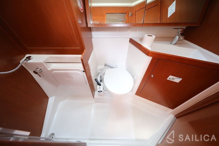 Oceanis 41.1 - Yacht Charter Sailica