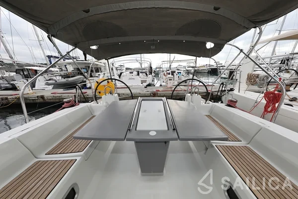 Oceanis 41.1 - Yacht Charter Sailica