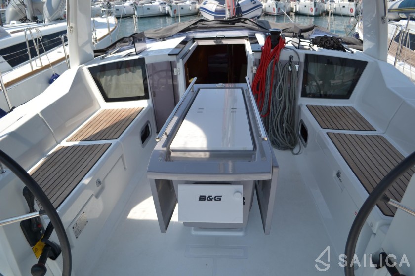 Oceanis 41.1 - Yacht Charter Sailica