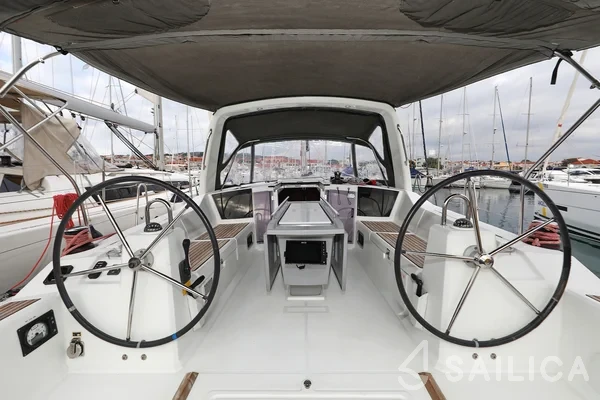 Oceanis 41.1 - Yacht Charter Sailica
