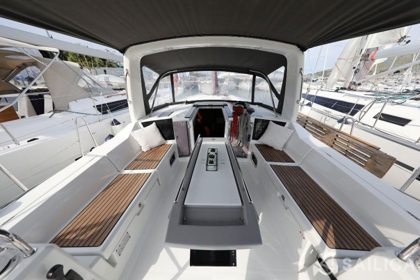 Oceanis 41.1 - Yacht Charter Sailica