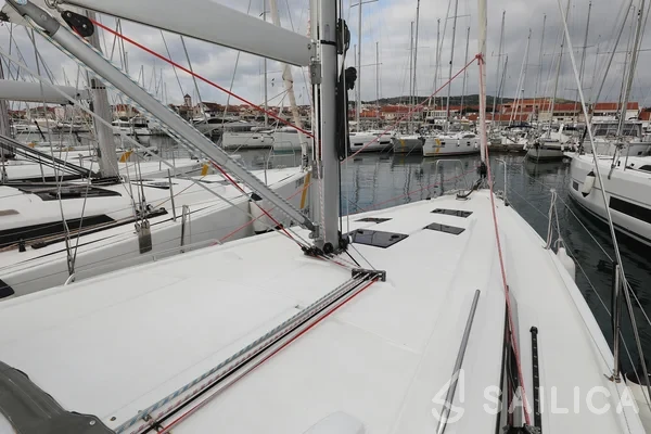 Oceanis 41.1 - Yacht Charter Sailica