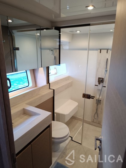 Prestige 590 Fly - Yacht Charter Sailica