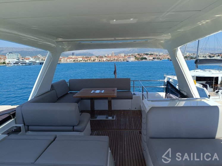 Prestige 590 Fly - Yacht Charter Sailica