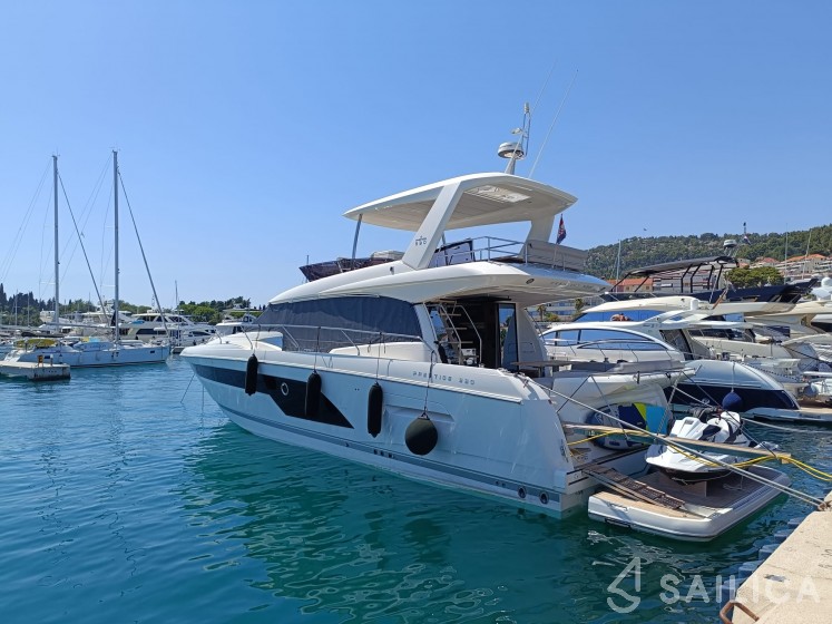 Prestige 590 Fly - Yacht Charter Sailica